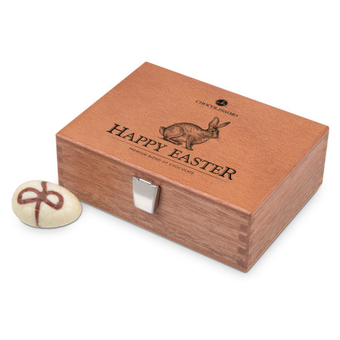 Czekoladowe jajeczka w drewnianej szkatułce personalizowany prezent na Wielkanoc z grawerem