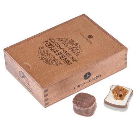 Drewniana szkatułka wypełniona czekoladkami, idealne na prezent imieninowy
